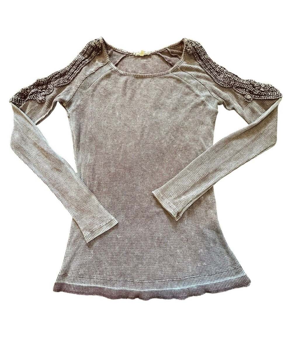 Gimmicks by BKE Women's Purple/Grey Waffle Knit Cold Shoulder Top with Embroider